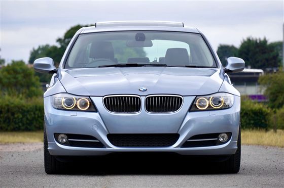 BMW 320i prata